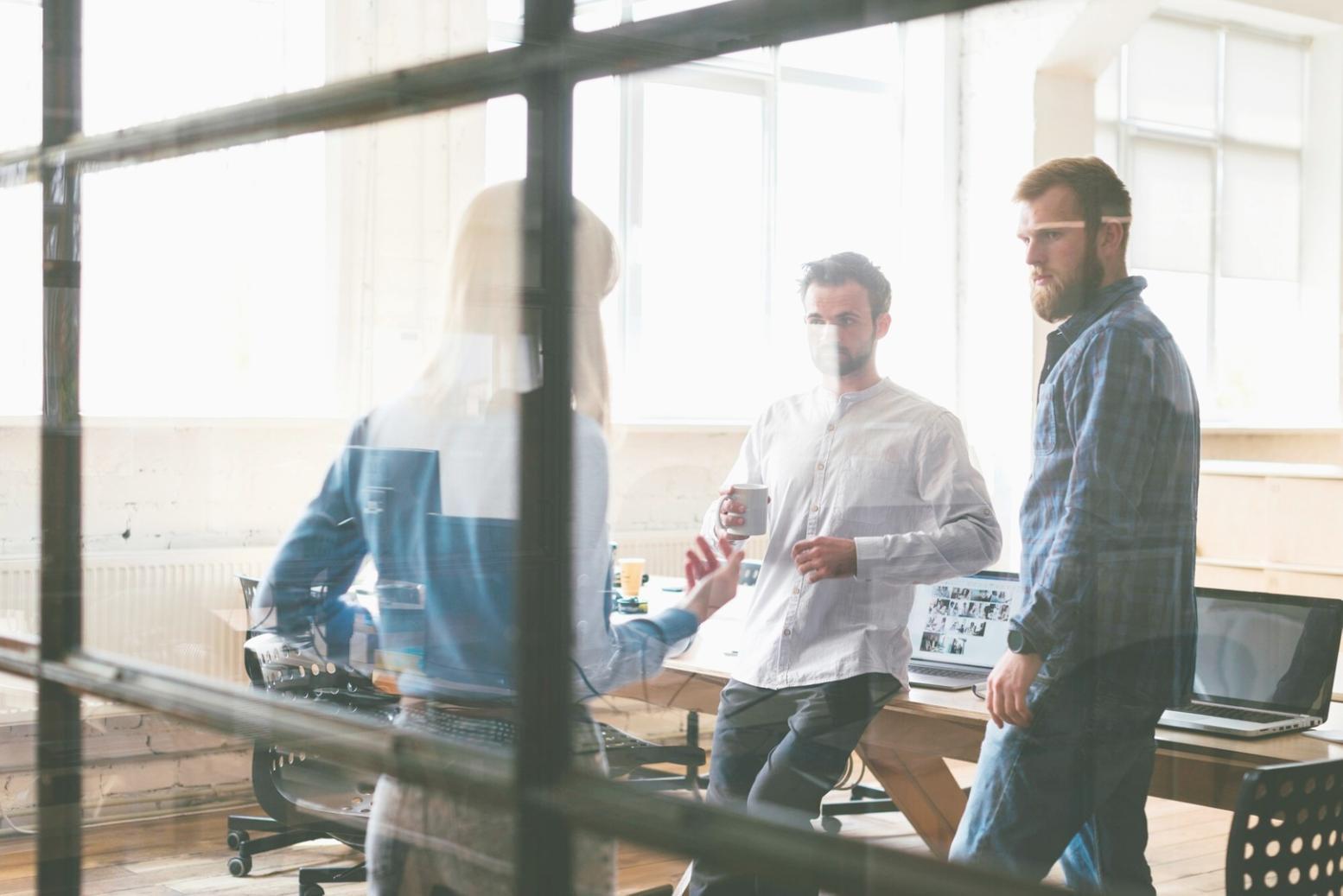 Vue extérieure de nos bureaux au Mans dans un environnement professionnel accessible