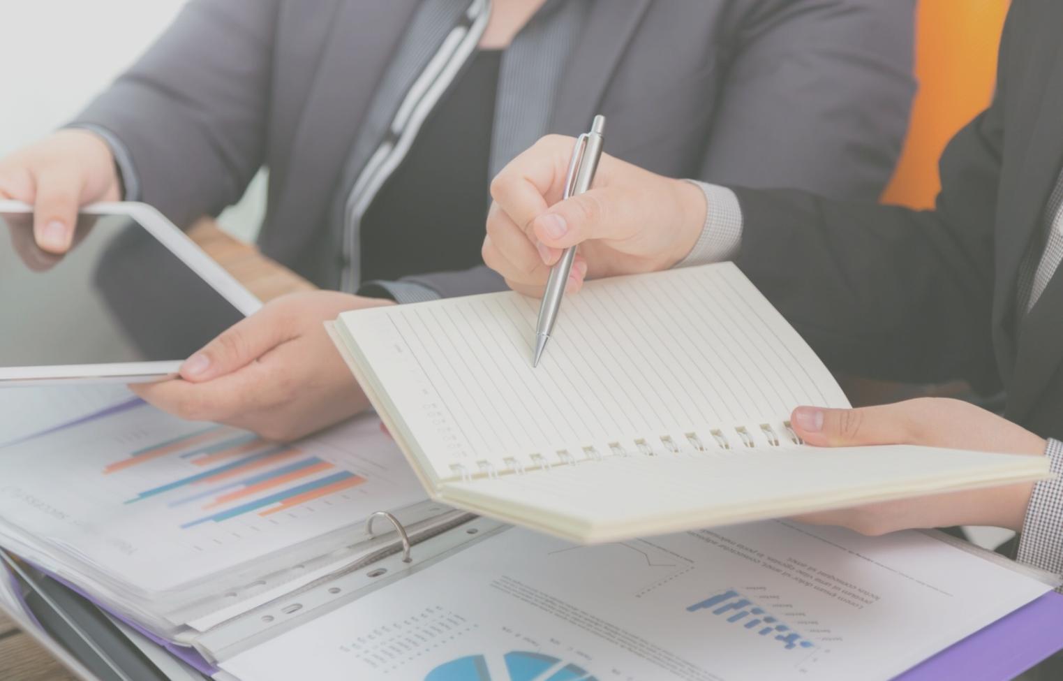 Bureau moderne avec outils de planification financière