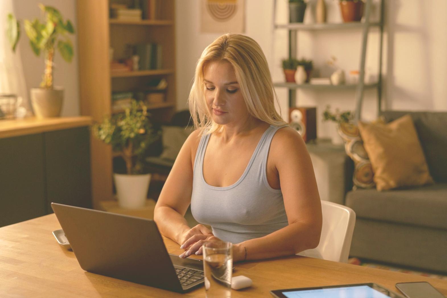 Espace de travail chaleureux avec documentation financière